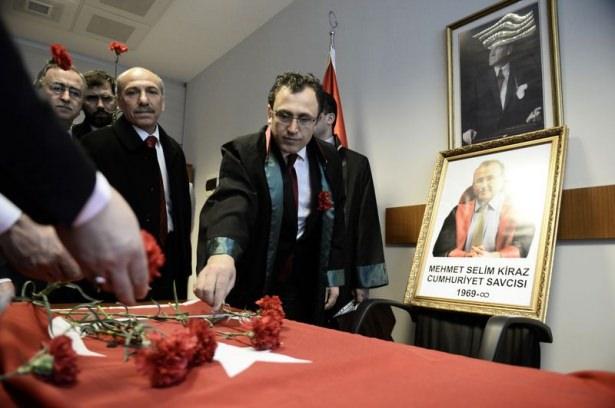 <p>Kapı girişindeki tabelanın, "Şehit Cumhuriyet Savcısı Mehmet Selim Kiraz" olarak değiştirildiği görülen makam odasının önünde toplanan avukatlar, ellerindeki karanfillerden bir kısmını tabelaya iliştirdi. Daha sonra odaya alınan avukatlar, Kiraz'ın çalışma masasına Türk bayrağı sererek, üzerine karanfiller bıraktı.</p>
