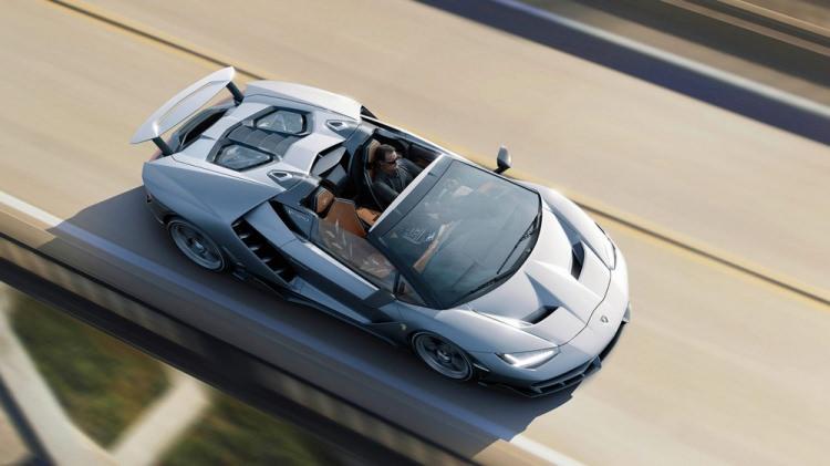<p>Coupe gibi tamamen karbon fiber malzemeden üretilen Centenario Roadster, güçlü ve "havadar" bir süper otomobil isteyenlerin rüyası olacak kadar kaslı, güçlü. 6.5 lt ve 770 HP'lik V12 motora sahip Centenario Roadster, 0-100 km/s hızlanmasını 3 saniyenin altında tamamlayabiliyor.<a href="http://www.ahaber.com.tr/galeri/otomobil/2017-lamborghini-centenario-roadster/2">.</a></p>