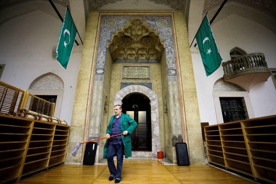 <p>Türk Çarşısı'ndaki bir restoranda ise ihtiyaç sahipleri için iftar sofraları kurulacak. Ramazan boyunca farklı menülerde iftar sofralarının kurulacağı bu restoranda her gün yüze yakın ihtiyaç sahibine iftar verilecek.</p>

<p> </p>
