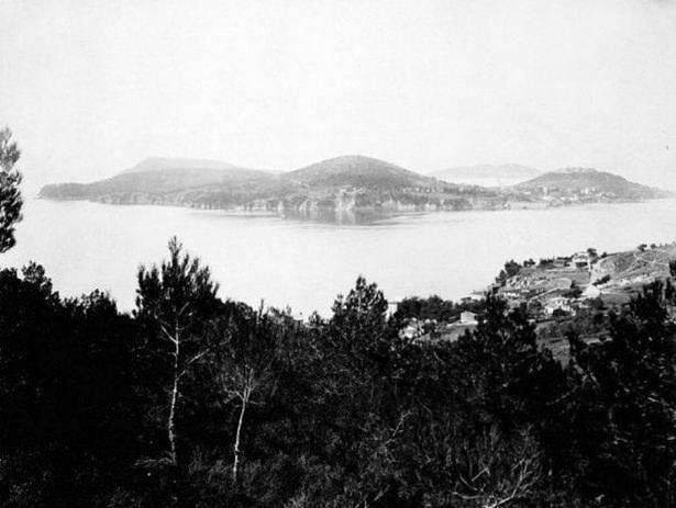 <p>Osmanlı Döneminden Adalar manzarası, fotoğraf 1880 - 1893 yılları arasında çekilmiş</p>
