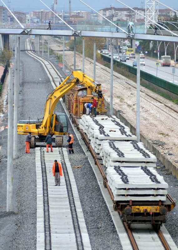 <p>Ankara ve İstanbul arasındaki demiryolu ulaşımını 7 saatten 3 saate indirecek Yüksek Hızlı Tren (YHT) hattının Kocaeli kısmında çalışmalar tüm hızıyla devam ediyor.</p>
