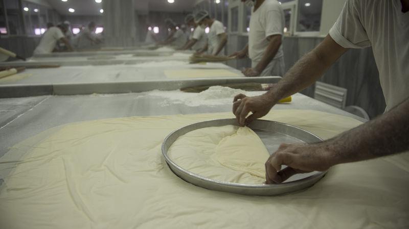 <p>Gaziantepli baklava ustaları, ramazan boyunca yoğun ilgi gören Avrupa Birliği'nin (AB) ilk tescilli Türk ürünü "Antep baklavası"nı yetiştirebilmek için fazla mesai yapıyor. </p>
