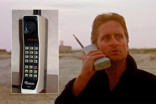 <p><strong>Motorola DynaTAC 8000x (1984)</strong><br />
Model, 1984 yılında ticari olarak satın alınabilecek tek cep telefonu modeliydi. Oldukça ağır olan telefonun fiyatı da şu anda hiçbir akıllı telefonla yarışamayacak kadar yüksekti. O yıl cep telefonu almak isteyenler bu telefona 3 bin 995 dolar ödemek zorunda kaldı.</p>
