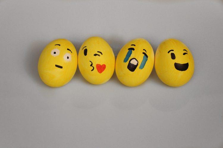 <p>Kısa sürede internet yazışmalarının gözdesi olan emojiler, simdi yumurtalarla sofranızda!</p>
