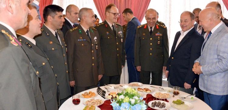 <p>Bakan Akdağ, öğretmenevindeki bayramlaşma programında gazetecilere yaptığı açıklamada, geçtiğimiz hafta Türkiye’nin en güvenilir hava limanlarından olan Atatürk Hava Limanında yapılan bombalı eylemde yaralanan vatandaşların durumları hakkında bilgi verdi. Bakan Akdağ, “Şu an elimizde 45 civarında yaralı kardeşimiz var. Bunlar arasında hem Türk vatandaşları hem de yabancı uyruklu vatandaşlar var. Durumları ciddiyetini koruyanlar da var. Allah’tan hepsine şifalar temenni ediyorum. Biliyorsunuz Türkiye’de ki saldırıdan sonra Bağdat’ta çok büyük bir saldırı oldu. Yüzün üzerinde kardeşimiz hayatını kaybetti. Maalesef en son Medine-i Münevvereden bir ses geldi. Henüz sayıları çok işi bilmiyoruz ama gerçekten o da bizi çok üzdü. Bu saldırıları yapanların insanlıktan nasıl çıktıklarını, zalimliklerinde nasıl sınır tanımadıklarını, Medine-i Münevvere saldırısından da anlıyoruz. Hele bunları yapanlar asla müslüman olamazlar” dedi.</p>
