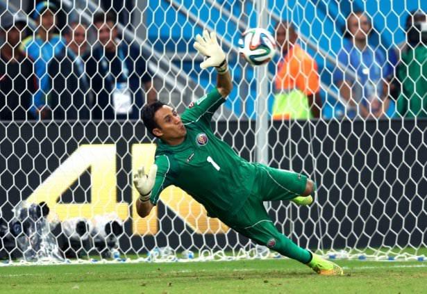 <p><strong>20- Keylor Navas</strong><br />
<br />
İspanya'nın dünyaca ünlü futbol takımı Real Madrid, Diego Lopez ve Iker Casillas gibi iki mükemmel kaleciye sahip olmasına rağmen, Kosto Ricolu kaleci Keylor Navas'ı 10 milyon Euro ödeyerek transfer etti. İspanya Ligi'nde UD Levante'nin filesini koruyan Navas, Brezilya'daki Dünya Kupası'nda ülkesi Kosto Rica'nın kalesini de başarıyla korumuştu.</p>
<p> </p>