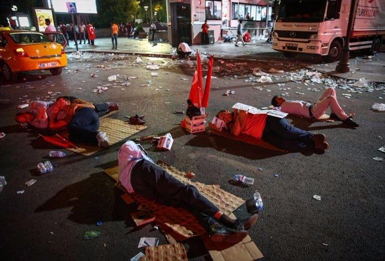<p>"Dik dur eğilme, bu millet seninle", "Polise uzanan eller kırılsın"  şeklinde slogan atan vatandaşlar, Taksim Meydanı'nı tamamen doldurdu.</p>
