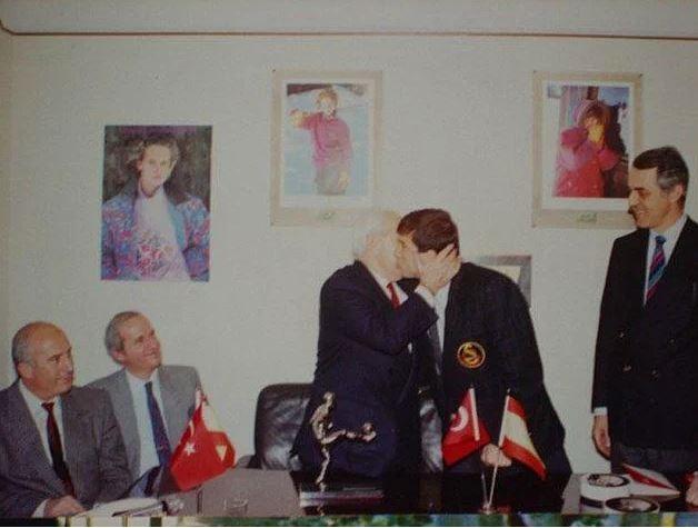 <p>1989 | Ergun Gürsoy, Şenes Erzik, Ali Tanrıyar, Tanju Çolak, Özhan Canaydın (Canaydın'ı saygı ve rahmetle anıyoruz)</p>
