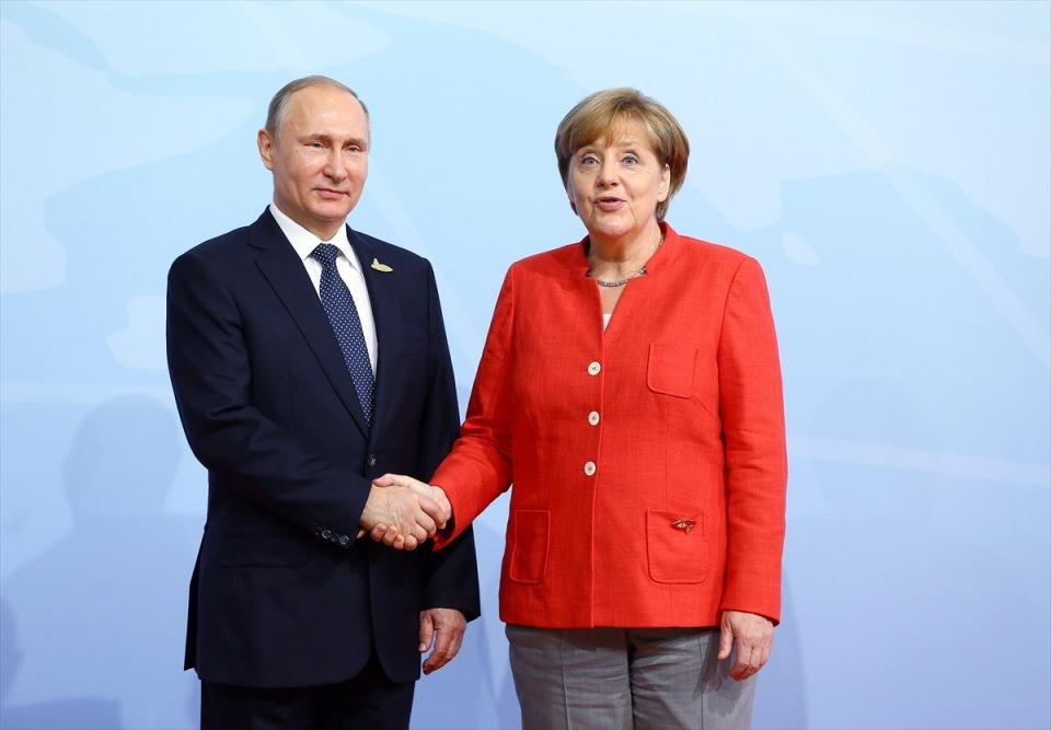 <p>Almanya Başbakanı Angela Merkel, Rusya Devlet Başkanı Vladimir Putin'i karşıladı.</p>