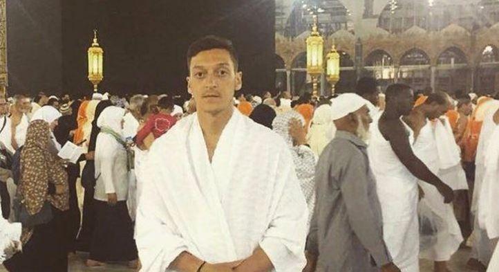 <p>Mesut Özil, İngiltere'nin Daily Mail gazetesine verdiği röportajda, geçen yıl yaptığı umre ziyaretinin fotoğrafını sosyal medya üzerinden paylaşmasına gelen eleştirilerle ilgili konuştu.</p>
