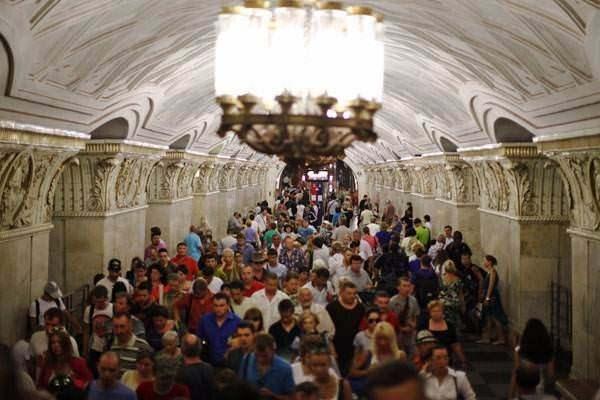 <p>Moskova metrosu<br />
Günde 9 milyon yolcu Moskova metrosuyla seyahat ediyor. Bu Londra ve New York metrolarının günlük toplam yolcu sayısından fazla.</p>

