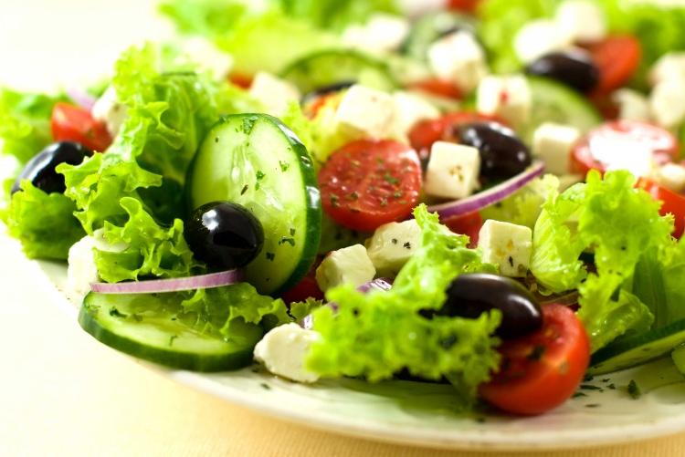 <p>Salatanın lezzetli olması için salata malzemelerin ıslak olmamasına özen gösterin. <strong>Malzemenin ıslak olması sosun tadını engeller.</strong></p>

