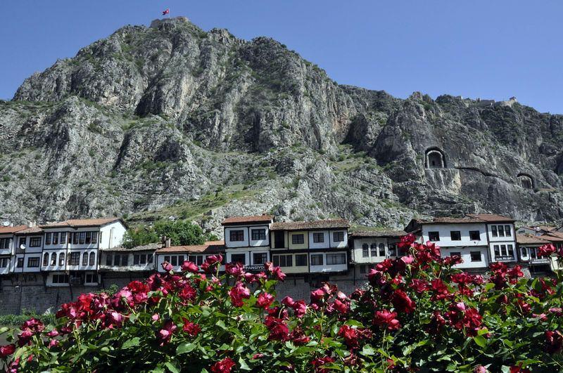 <p>Harşena Dağı ile Pontus Kral Kaya Mezarları bulunan ve UNESCO'nun "Dünya Mirası Geçici Listesi"ne alınan, Osmanlı şehzadelerinden birçoğunun ilk eğitimini aldığı, devlet yönetimini öğrendiği yer olması dolayısıyla "şehzadeler şehri" olarak anılan Amasya'yı 2016 yılında 520 bin turistin ziyaret etmesi hedefleniyor.</p>
