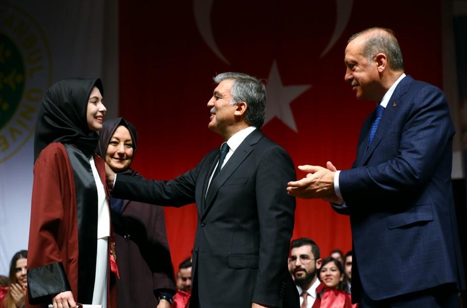 <p>Bu sırada Dr. Ayşe Zehra Karadere de ön sıraya geldi. Cumhurbaşkanı Erdoğan'dan müsade isteyen 11. Cumhurbaşkanı Abdullah Gül gelininin diplomasını bizzat verdi.</p>
<p> </p>