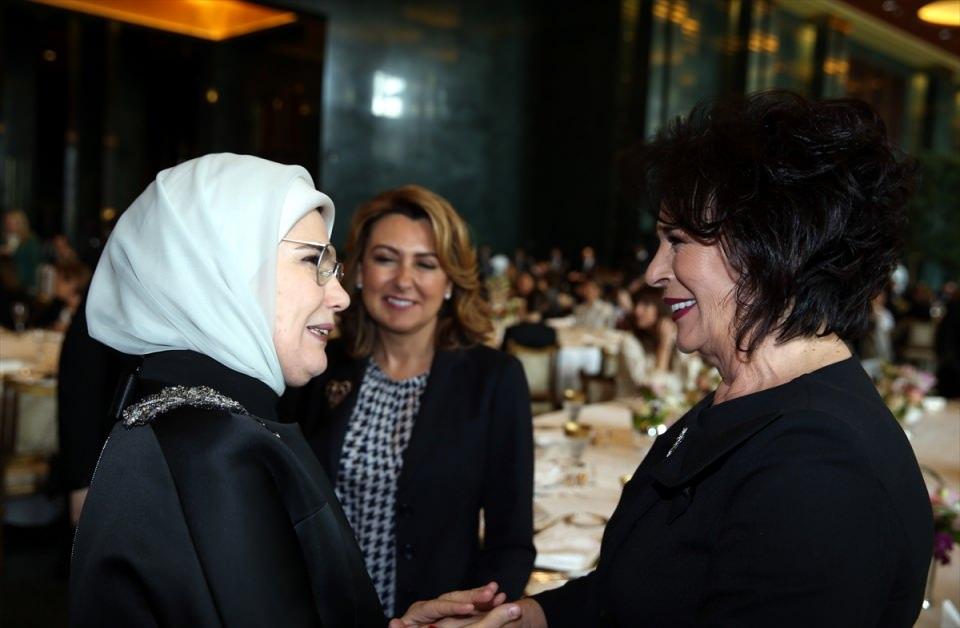 <p>Emine Erdoğan, yemeğe katılan sinema sanatçısı Hülya Koçyiğit ile sohbet etti.</p>
