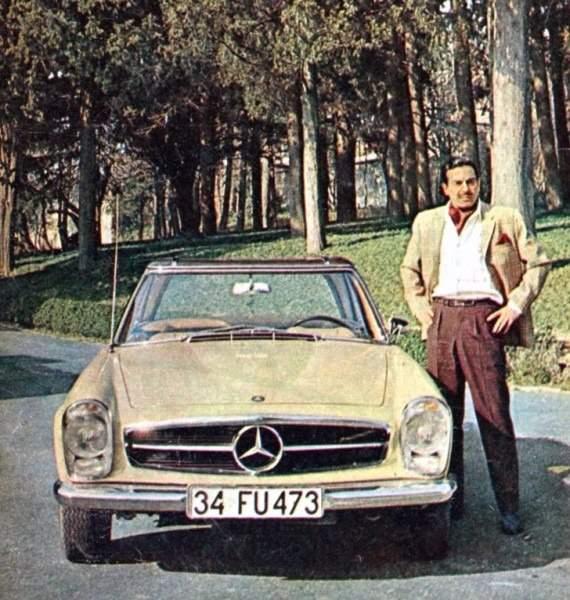 <p><strong>Ayhan Işık, “34 FU 473” plakalı 1966 model Mercedes 230 SL’yle birlikte…</strong></p>

<p>Ayhan Işık, kendi dönemindeki diğer sanatçılar arasında en lüks otomobile sahip kişiydi. Sanatçı saatte 220 km hız yapabilen bu lüks otomobili, 1966 yılında 140.000 TL’ye satın almıştı.</p>
