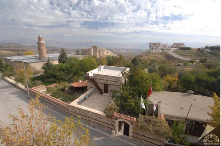 <p>Elazığ<br />
<br />
Nüfusu: 578 789  <br />
Toplam otomobil sayısı: 65 368<br />
​Kaç kişiye bir otomobil düşüyor: 8,9</p>

