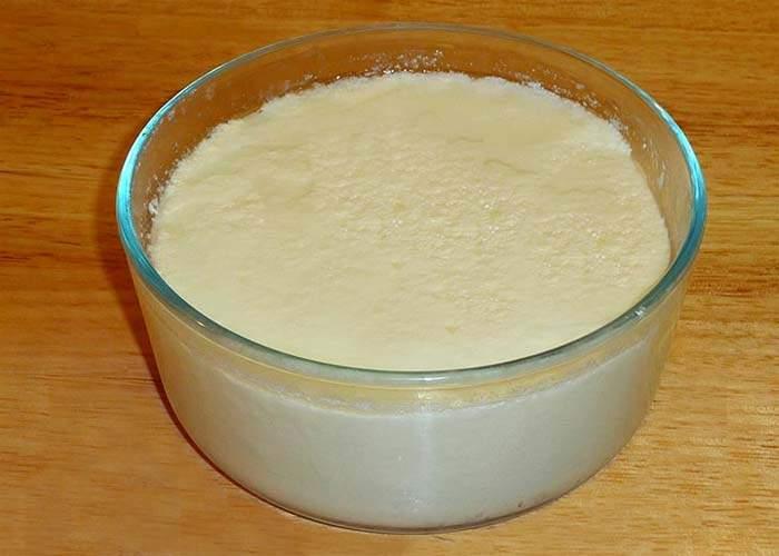 <p>Sütü ince bir tülbentten geçirerek süzün.</p>