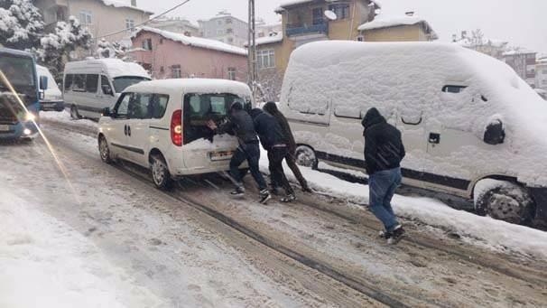 <p>İstanbul'da  etkili olan kar, haftanın ilk iş günü işe gitmek için evlerinden çıkanlar zor anlar yaşattı. Üst geçitlerde biriken kar nedeniyle vatandaşlar yürümekte zorlandı.</p>

<p> </p>
