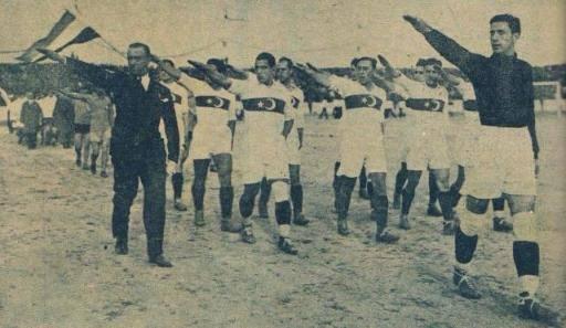 <p>1931 senesinde düzenlenen Balkan Oyunları’nda, diplomatik nezaket gereği Nazi selamı veren Türk Milli takımı..</p>
<p> </p>