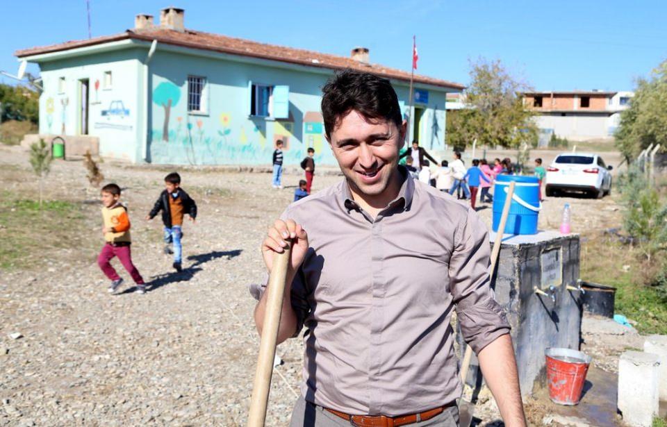 <p><strong>"Bu mutluluğun yerini hiçbir şey alamaz"</strong><br />
Gümüş, Muş'ta eğitim gördüğü okulda bahçe bulunmadığını, şimdi yaptığı çalışmaların bir kısmının öğrenciyken özlemini çektiği şeyler olduğunu anlattı.</p>
