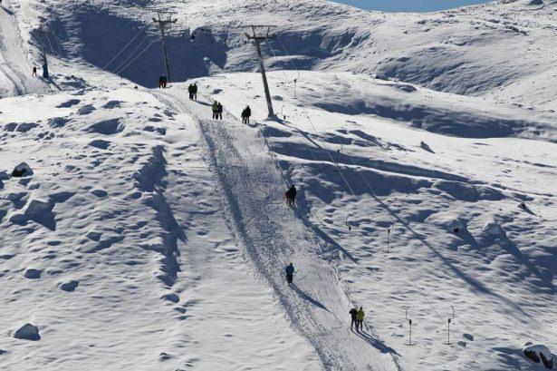 <p>"Hakkari'de insanların hafta sonlarını değerlendirebilecekleri başka bir eğlence merkezi yok. Varımız yoğumuz kayak merkezi. Vatandaşlarımız ailesiyle gelerek gün boyu eğleniyor. Burada kimi mangal yakıyor, kimi yürüyüş yapıyor, kimi de kızakla kayıyor. Kayak merkezimiz Hakkari için bir nimettir."</p>
