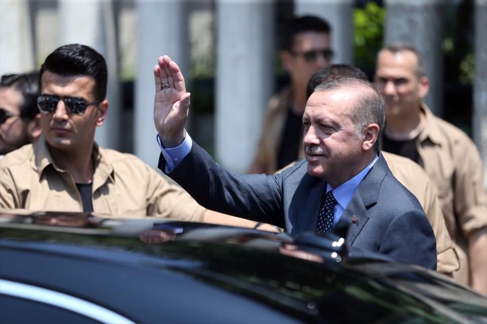 <p>Cumhurbaşkanı Erdoğan daha sonra elini öpen bir kız çocuğuyla hatıra fotoğrafı çektirdikten sonra mezarlıktan ayrıldı.</p>