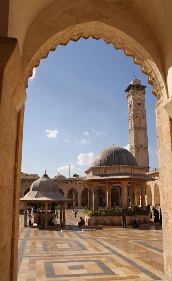 <p>Savaşlar ve yangınlar atlatan külliye ise, Memlükler tarafından 800 yıl önce ayağa kaldırıldı.<br />
<br />
İç savaşta on binlerce insanın can verdiği kentin bir daha eski görkemli haline kavuşup kavuşamayacağı, şimdilik meçhul.</p>