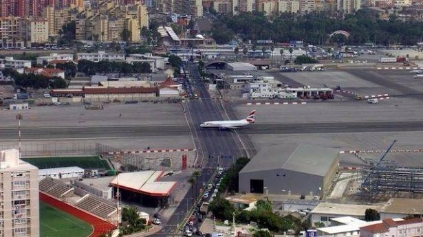 <p>Cebelitarık Uluslararası Havalimanı pistinden geçen bir yol var</p>
<p> </p>