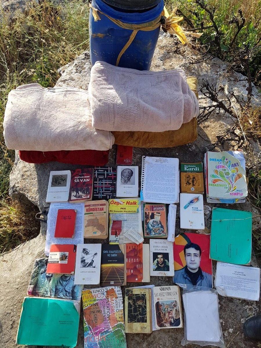 <p><strong>PKK'YA AİT 3 KATLI SIĞINAK BULUNDU</strong></p>
<p>Diyarbakır'ın 6 ilçesinde terör örgütü PKK'ya yönelik operasyonda 3 katlı sığınak bulundu, biri yaralı 2 terörist yakalandı. </p>
<p> </p>