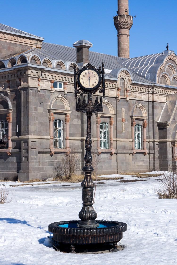 <p>10 - Fethiye Cami / Kars Şehir merkezinde yer alan bu cami ilk olarak 19. yüzyılın başlarında Rusya'nın şehri işgali sırasında kilise olarak yapılmış. Kiliseden devşirilen bu caminin içinde çepeçevre bir balkon bulunmaktadır.</p>