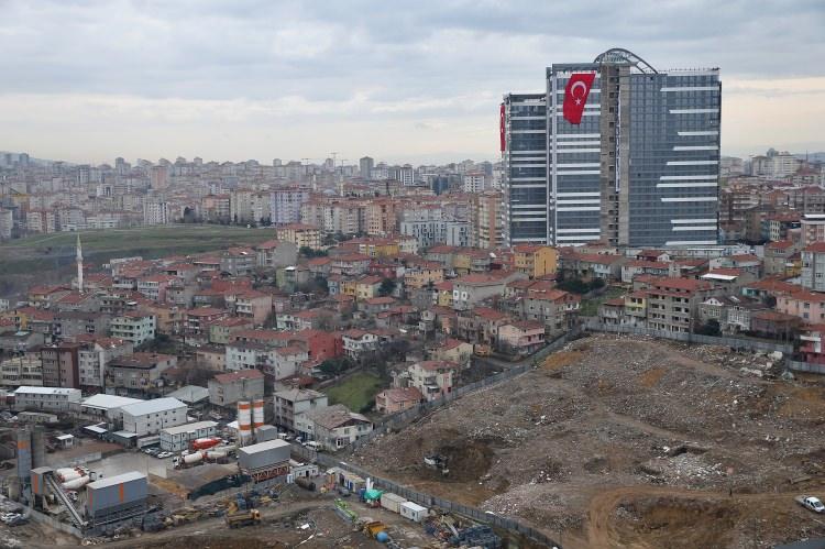 <p>Fikirtepe Platfomu'nun Başkanı Durbakayım, "Bağdat Caddesi'nin ticaretini çeken, Ataşehir'in finansından pay alan, E-5'in altında lokasyonu bulunan, denize yakın, bitişiğinde metro durakları bulunan ticari ve oturum merkezi olacak. Alıcılar bunları biliyor ve ciddi ilgileri var. Burası, önümüzdeki 3 yılın sonunda bambaşka bir Fikirtepe algısıyla ortaya çıkacak." ifadelerini kullandı.</p>
