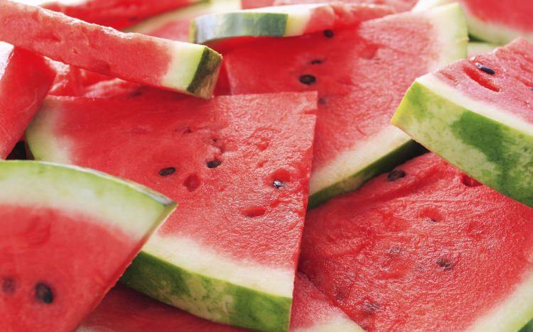 <p>Karpuz (Citrillus vulgaris): Kabakgiller ailesinden olan karpuz, hararet giderici olarak alınır. </p>
