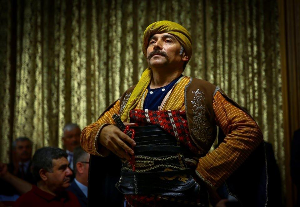 <p><strong> "Türkiye'miz hep seymen olacak, efe olacak"</strong></p>

<p> </p>

<p>Kahraman, Türkiye'nin büyük bir yıkımla karşı karşıya kalacağı hain işgal girişiminin birinci yılını geride bıraktıklarını söyledi. </p>

<p> </p>

<p>Bu hain kalkışmanın amacının sadece bir hükümeti devirmek olmadığını vurgulayan Kahraman, şunları kaydetti:</p>
