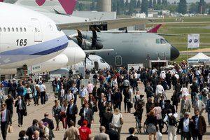 <p><br />
Havacılığa ilgisi olanlar bu fuarlarla daha da ön plana çıkıyor. Paris Airshow’da çift katlı A380 ve plastik gövdeli A350 Airbus’lar gösteri uçuşu yaparken, statik alanlarda henüz ticari olarak uçma özelliğini kazanmayan, konsept hava araçları da tanıtılıyor. Airbus E-Fan 2.0 elektrikli uçak prototipi bunlardan birisiydi.</p>