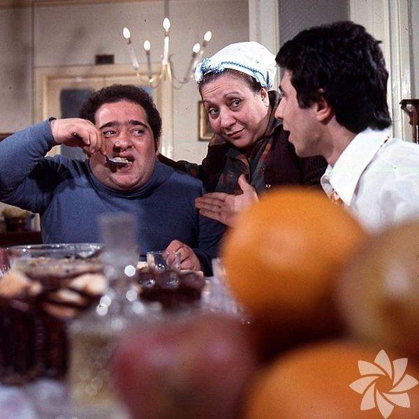 <p>"Neşeli Günler" 1978</p>

<p> </p>

<p>Turşucu Kazım usta ve Saadet hanımın aşkları, aile filmleri serisin 4. filmidir. Sayısız sevilen karakteri canlandıran harika oyuncu bir kadrosuna sahiptir</p>
