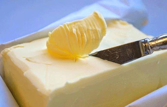 <p><strong>MARGARİN</strong></p>
<p>Katı bileşen olan margarin, kalp rahatsızlıkların nedeni olabiliyor. Ayrıca margarin ciltte kırışıkların artmasına neden oluyor.</p>