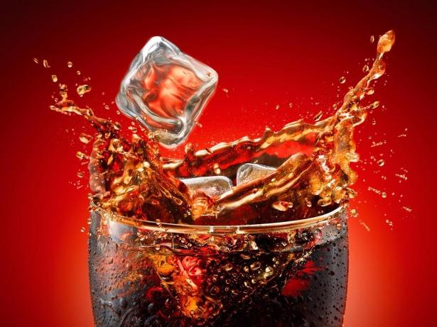 <p><strong>Coca-Cola</strong></p>

<p>Kolanın içindekiler de merak edilenler arasında. Coca-Cola'nın yüzde 85'ini oluşturan su, hassas süreçlerden geçirilerek her üründe aynı tadın alınması sağlanır. Su ve şeker karıştırılarak pastörize edilir. Bu karışımdan şeker şurubu oluşturulur. Bu özel şuruba su ve karbondioksit eklenerek doluma hazır hale getirilir ve cola yapımı tamamlanır.</p>
