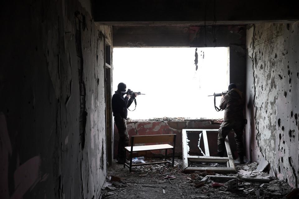 <p>Okul duvarlarına bölücü terör örgütü lehine sloganlar yazan teröristler, binaların çevrelerine ise el yapımı patlayıcı döşedi. Güvenlik güçleri bölgeyi teröristlerden arındırdı.</p>

<p> </p>
