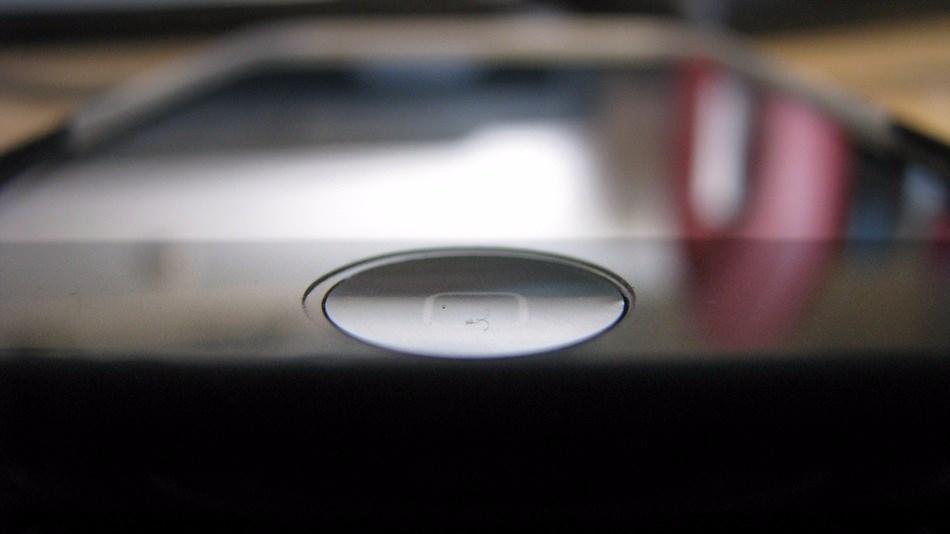 <p>O an kullanmadığınız uygulamaları Home butonuna çift tıklayarak tek tek kapatın. Böylece gereksiz yere arka planda çalışan uygulamalar telefonunuzu yavaşlatmamış olur.</p>

<p> </p>
