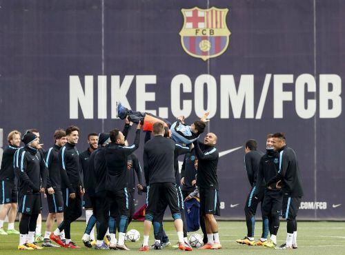 <p>Olayı geç de olsa fark eden güvenlik görevlileri sahaya girerek çocukları dışarı davet etti ancak Messi ve arkadaşları onları engelleyerek sahada biraz daha vakit geçirmelerini sağladı. </p>