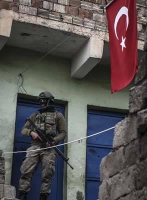 <p>Çok sayıda ev ve iş yerinin tahrip olduğu saldırılarda cami ile  okulların büyük bölümünün kullanılamaz hale geldiği görülürken, teröristlerin  tuzakladığı patlayıcıları infilak etmesi sonucu yıkılan yapılar, saldırıların  şiddetini gözler önüne serdi. </p>
