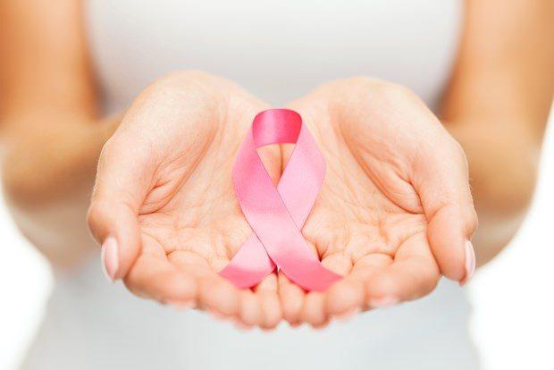 <p>Kadınlarda görülen kanserlerin başında meme kanseri gelir. Hastalığın erken tanısı ve tedavisi için hastalığın verdiği belirtilere dikkat etmek gerekir.</p>
