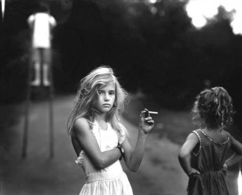 <p><strong>Candy Cigarette - 1992</strong></p>

<p><strong>Fotoğrafçı Sally Mann’in ‘Candy Cigarette’ isimli çalışması, sanatçının model olarak kendi çocuklarını kullandığı ‘Immediate Family’ serisinden. Fotoğrafta görünen kız çocuğu, Sally Mann’in kendi kızı. Fotoğraf serisi, kitap olarak yayınlandığı yıl, çocuk modellerin masumiyetini yorumlama biçimi ile tartışmalara neden oldu</strong></p>
