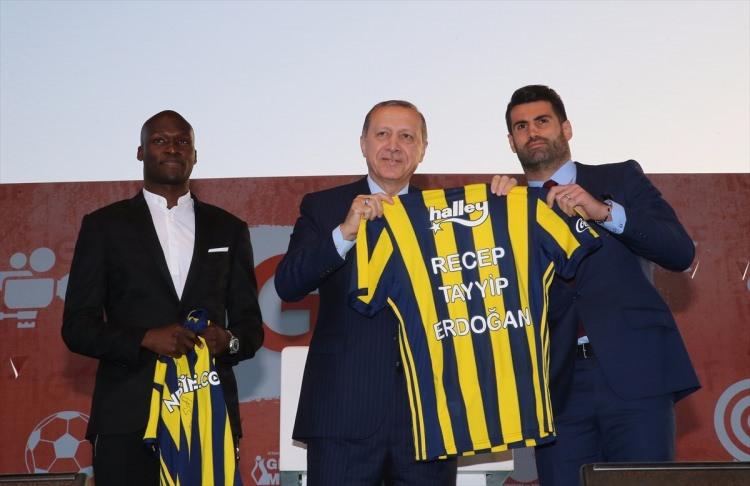 <p>Festivale katılan Fenerbahçeli futbolcular Moussa Sow (solda) ve Volkan Demirel (sağda), Cumhurbaşkanı Erdoğan'a imzalı forma sundu.</p>
