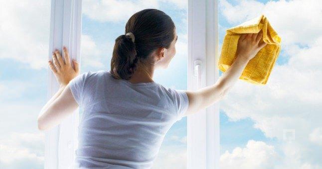 <p>8- Üzerindeki lekeyi en fazla gösteren eşyalardan olan cam ve aynaları, diş macunu ve mikrofiber bez yardımıyla kolayca temizleyebilirsiniz</p>