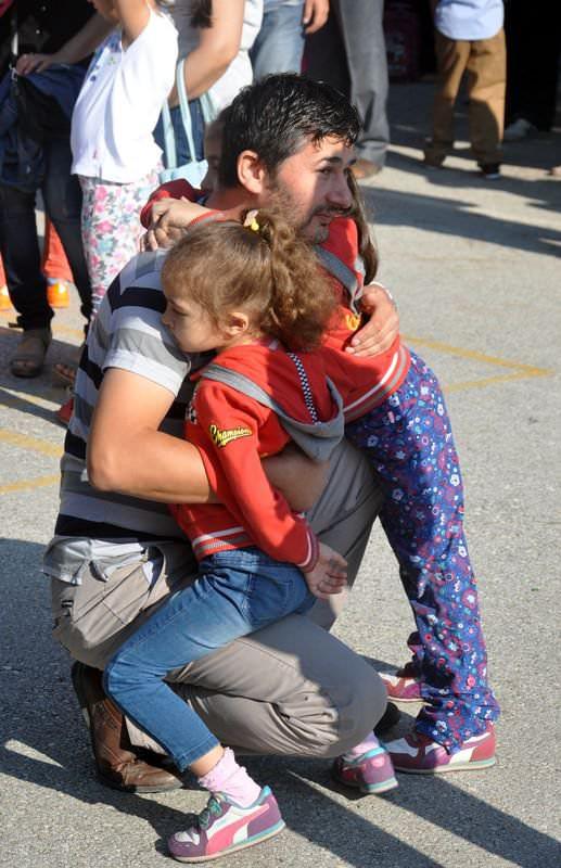 <p>Uyum programı kapsamında farklı okullardan gelen öğrencilerin yeni gittikleri okullara daha çabuk uyum sağlamaları amacıyla okullarda "hoşgeldin" karşılamaları, okul tanıtım etkinlikleri, öğretmen tanışma etkinlikleri, arkadaş kaynaşma etkinlikleri ve okul kuralları tanıtımı gibi bir dizi etkinlik yapılacak. İşte yurttan öğrenci manzaraları...</p>