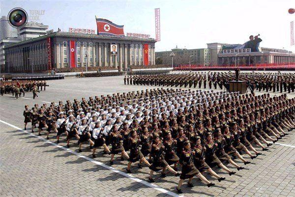 <p><strong>35. Kuzey Kore</strong><br />
Her an askere çağrılabilecek insan sayısı: 12,933,972<br />
Tank Sayısı: 6600,943<br />
Savaş Uçağı: 10<br />
Bütçe: 7 milyar 500 milyon dolar</p>
