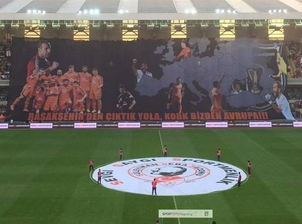 <p>İstanbul Başakşehir, Fenerbahçe maçı öncesinde büyük bir pankart açtı. "Başakşehir'den çıktık yola, bekle bizi Avrupa"</p>