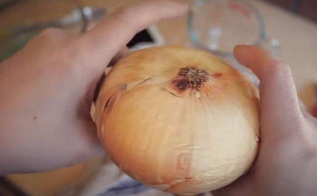 <p>Çektiği video ile soğan ile gerçekleştirdiği bir takım işlem sonrasında elektronik cihazını sanki pirize takar gibi kullanmayı başardı.</p>
<p> </p>